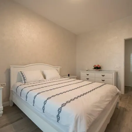 Luxury By The Sea Apartment Mamaia